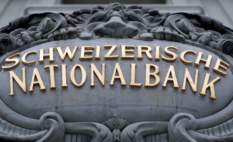 © Reuters. FILE PHOTO: The Swiss National Bank (SNB) logo is pictured on its building in Bern, Switzerland April 2, 2022. REUTERS/Arnd Wiegmann