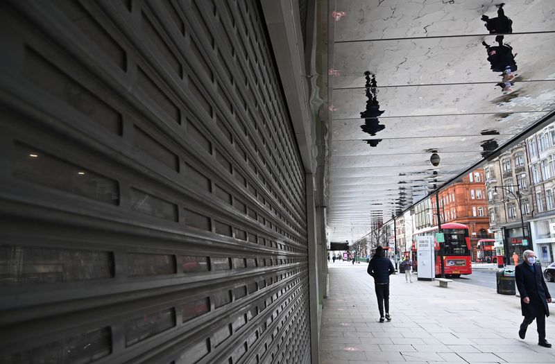 &copy; Reuters. Personas de paso ante un escaparate cerrado en Oxford Street, Londres