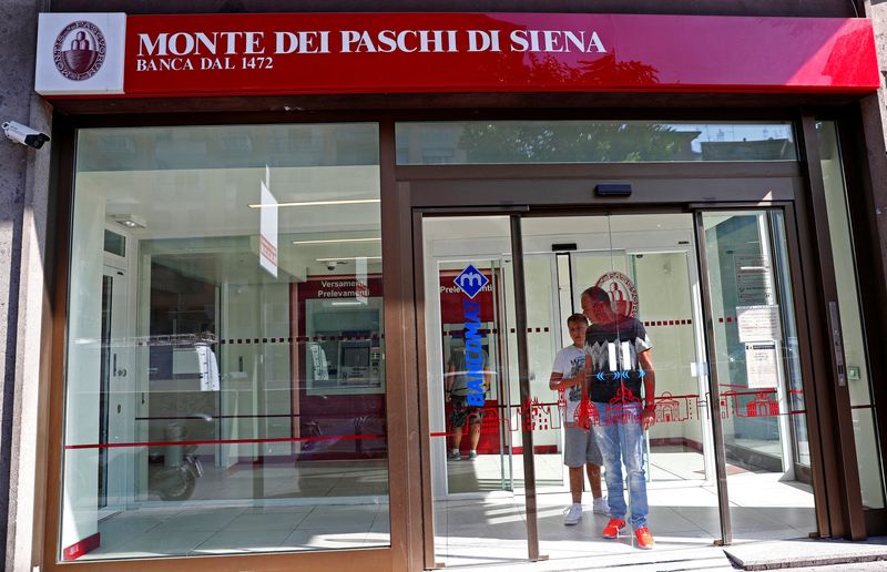 &copy; Reuters. FILE PHOTO: People are seen inside a Monte dei Paschi di Siena bank in Rome, Italy August 16, 2018.  REUTERS/Max Rossi