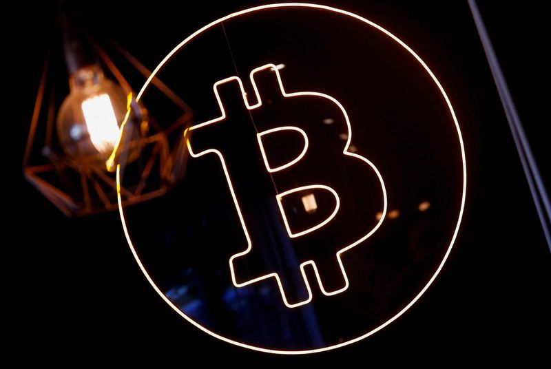 © Reuters. FILE PHOTO: A neon logo of cryptocurrency Bitcoin is seen at the Crypstation cafe, in downtown Buenos Aires, Argentina May 5, 2022. Picture taken May 5, 2022. REUTERS/Agustin Marcarian