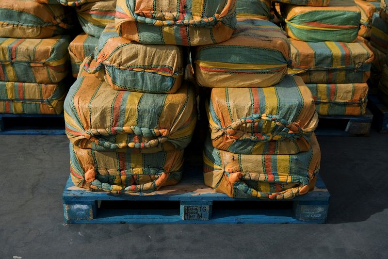 &copy; Reuters. FOTO DE ARCHIVO. Sacos de tela con cocaína durante una conferencia de prensa de la policía portuguesa y española presentando las 5,2 toneladas de cocaína incautadas en el Océano Atlántico, en Almada, Portugal. 18 de octubre de 2021. REUTERS/Pedro Nu