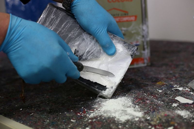 &copy; Reuters. FOTO DE ARCHIVO: El Zollfahndungsamt de Hamburgo muestra un detalle de la cocaína encontrada en más de 1.700 latas de relleno de paredes, después de que las autoridades alemanas incautaran más de 16 toneladas de cocaína en la ciudad portuaria de Hamb