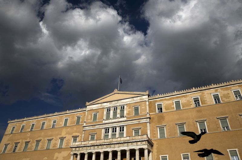 &copy; Reuters. FILE PHOTO: A Greek national flag flutters atop the parliament building in Athens, Greece April 11, 2016. REUTERS/Alkis Konstantinidis/File Photo