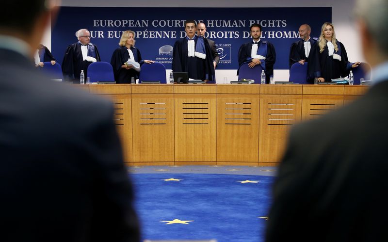 &copy; Reuters. FOTO DE ARCHIVO. Jueces del Tribunal Europeo de Derechos Humanos llegan a la sala al inicio de una audiencia, en Estrasburgo, Francia. 11 de septiembre de 2019.  REUTERS/Vincent Kessler