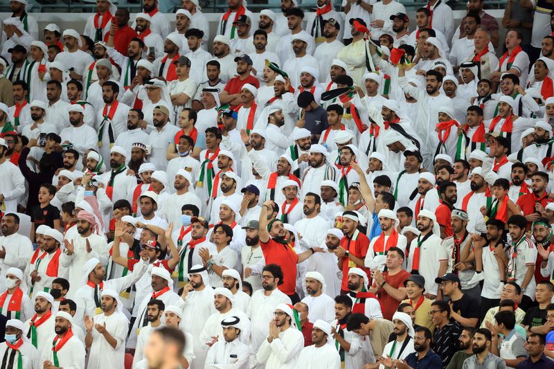 &copy; Reuters. FOTO DE ARCHIVO. Fútbol - Clasificación para la Copa Mundial de la FIFA - Emiratos Árabes Unidos contra Australia - Estadio Al Rayyan, Doha, Qatar - 7 de junio de 2022 - Aficionados de los Emiratos Árabes Unidos celebran su primer gol, marcado por Cai