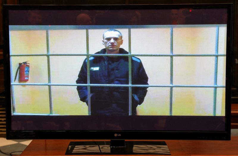 &copy; Reuters. أليكسي نافالني المعارض الروسي يظهر على شاشة عبر رابط فيديو خلال جلسة استماع للمحكمة في موسكو يوم 24 مايو أيار 2022. تصوير: إيفجينيا نوفوزينينا -