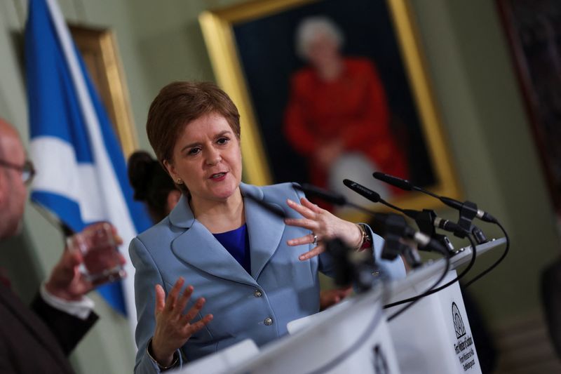 &copy; Reuters. La ministra principal de Escocia, Nicola Sturgeon, habla en una conferencia de prensa sobre una propuesta de segundo referéndum de independencia en Bute House, Edimburgo, Escocia. 14 junio 2022. REUTERS/Russell Cheyne/Pool