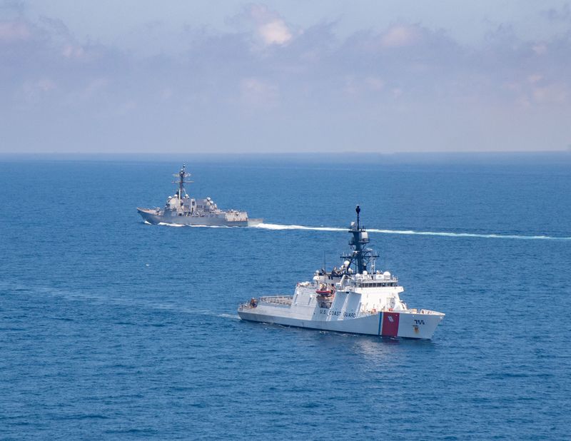 &copy; Reuters. Navios de guerra dos Estados Unidos passam pelo Estreito de Taiwan
27/08/2021 Marinha dos EUA/Divulgação via REUTERS