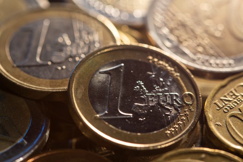 &copy; Reuters. 　６月１４日、欧州中央銀行（ＥＣＢ）が発表した調査によると、世界での単一通貨ユーロの使用状況は過去１年間横ばいとなっており、ドルに次ぐ地位を維持している。２０２１年１１月