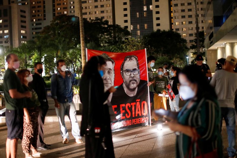 &copy; Reuters. Pessoas seguram faixa durante vigília após o desaparecimento do jornalista britânico Dom Phillips e do indigenista Bruno Pereira
13/06/2022 REUTERS/Adriano Machado