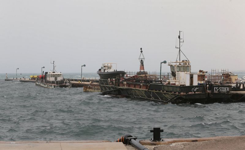 © Reuters. جانب من ميناء السدرة الليبي في صورة من أرشيف رويترز.