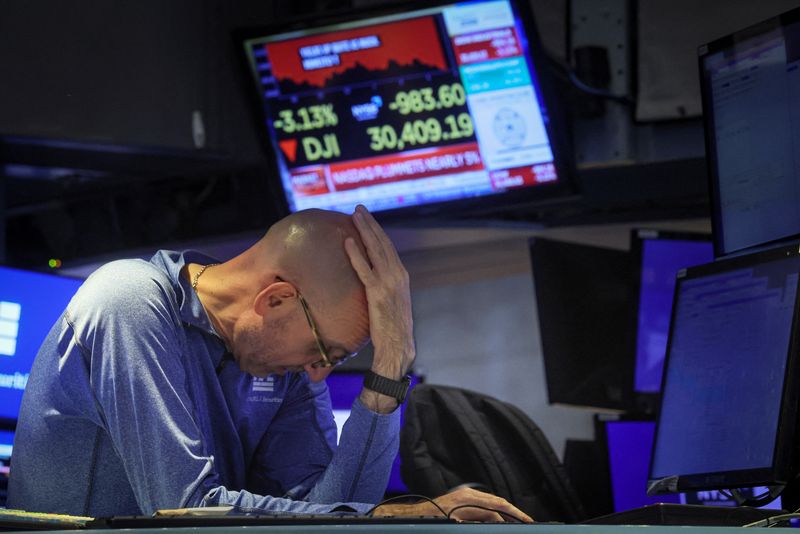 &copy; Reuters. FILE PHOTO: A trader works on the floor of the New York Stock Exchange (NYSE) in New York City, U.S., June 13, 2022.  REUTERS/Brendan McDermid/File Photo