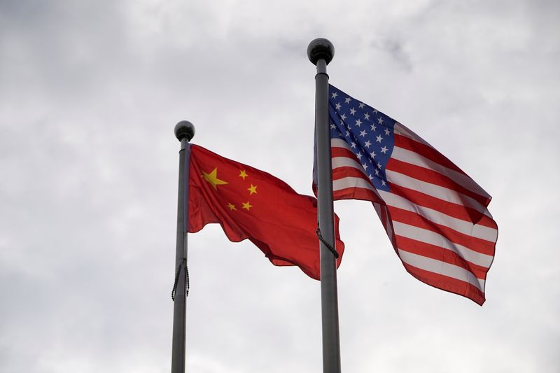 &copy; Reuters. Bandeiras chinesa e norte-americana tremulam do lado de fora de um prédio corporativo em Xangai, China, 16 de novembro de 2021. REUTERS/Aly Song