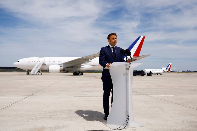 © Reuters. Emmanuel Macron est intervenu mardi dans la campagne pour le second tour des élections législatives avec l'espoir de conjurer une nouvelle flambée d'abstention au second tour et de s'assurer 