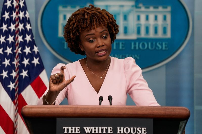 &copy; Reuters. FOTO DE ARCHIVO-La secretaria de prensa de la Casa Blanca, Karine Jean-Pierre, habla durante una rueda de prensa diaria en la Casa Blanca en Washington, Estados Unidos. 13 de junio de 2022. REUTERS/Elizabeth Frantz