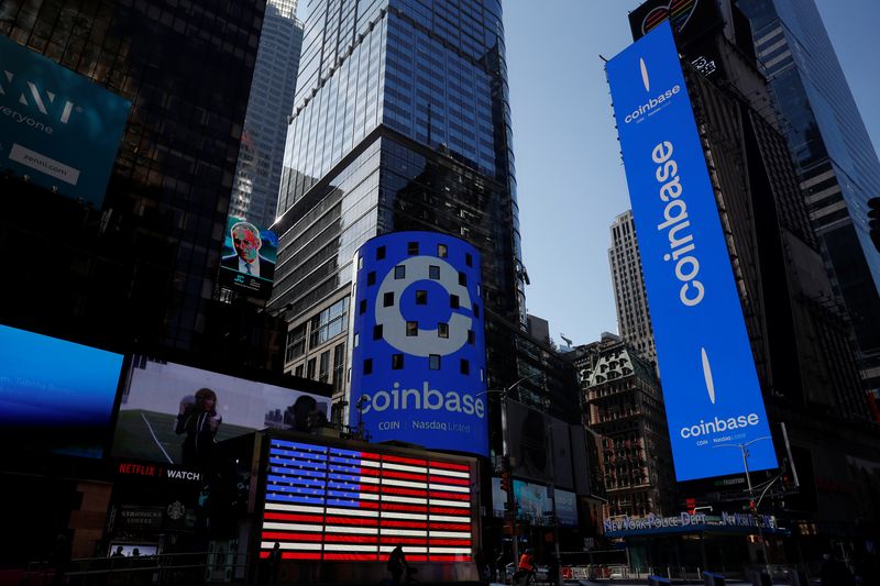 &copy; Reuters. IMAGEN DE ARCHIVO. El logo de Coinbase Global Inc se despliega en el jumbotrón del Nasdaq MarketSite y otros en Times Square en Nueva York, EEUU, Abril 14, 2021. REUTERS/Shannon Stapleton