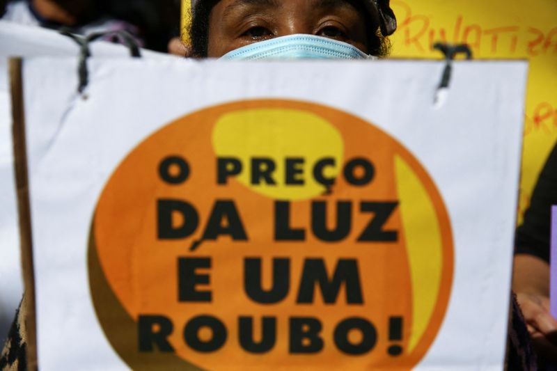&copy; Reuters. Manifestante em protesto na B3 contra a privatização da Eletrobras
14/06/2022
REUTERS/Carla Carniel