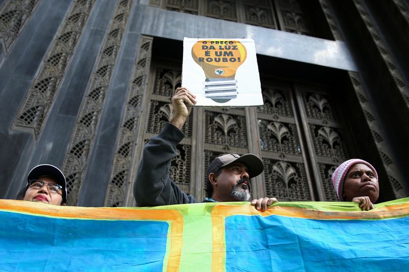 &copy; Reuters. Manifestantes contra a privatização da Eletrobras em frente à sede da B3
14/06/2022
REUTERS/Carla Carniel