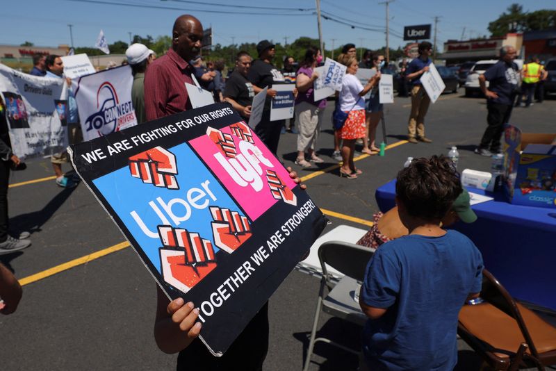 © Reuters. Drivers protest Uber's elimination of fuel surcharges for drivers amid high gas prices, in Saugus, Massachusetts, U.S. June 14, 2022. REUTERS/Brian Snyder