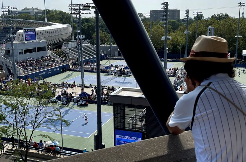 &copy; Reuters. Los aficionados vuelven al Centro Nacional de Tenis Billie King de la USTA en el primer día del Abierto de Estados Unidos 2021