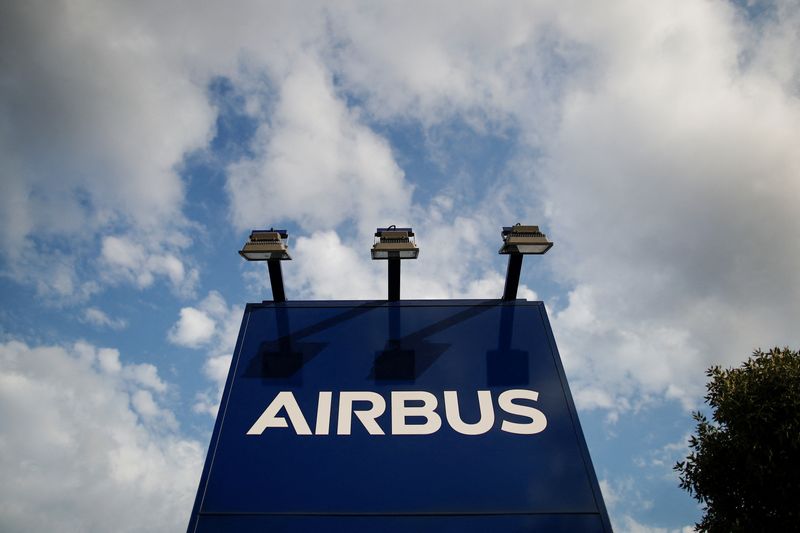 &copy; Reuters. FILE PHOTO: A logo of Airbus is seen at the entrance of its factory in Blagnac near Toulouse, July 1, 2020. REUTERS/Benoit Tessier/