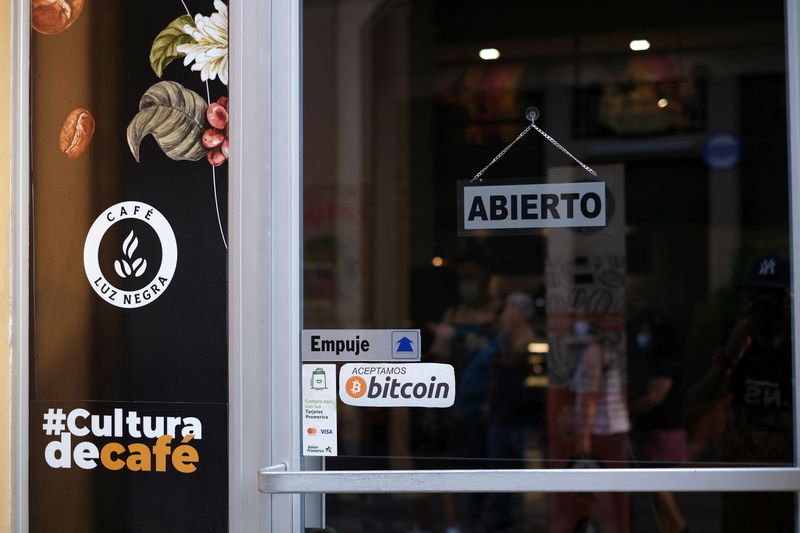 &copy; Reuters. Imagen de archivo de un letrero que dice "Aceptamos bitcoin" en una cafetería donde la criptodivisa es aceptada como método de pago en San Salvador, El Salvador. 15 de mayo, 2022. REUTERS/Jose Cabezas/Archivo