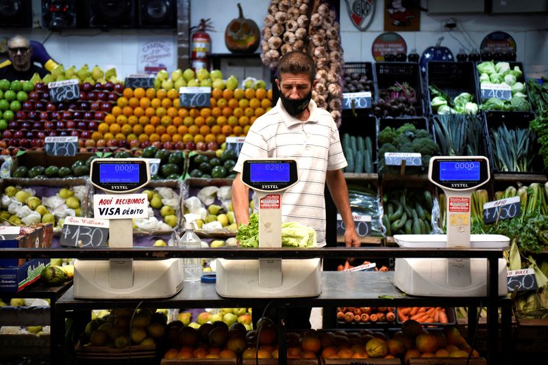 &copy; Reuters. FILE PHOTO: A vendor weighs produce in a market as inflation in Argentina hits its highest level in years, causing food prices to spiral, in Buenos Aires, Argentina April 12, 2022.  Picture taken April 12, 2022. REUTERS/Mariana Nedelcu/File Photo