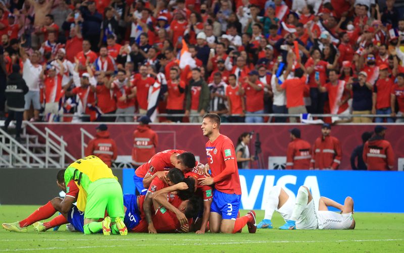 &copy; Reuters.  Jun 14, 2022 
Foto del martes de los futbolistas de Costa Rica celebrando la clasificación al Mundial 

REUTERS/Mohammed Dabbous