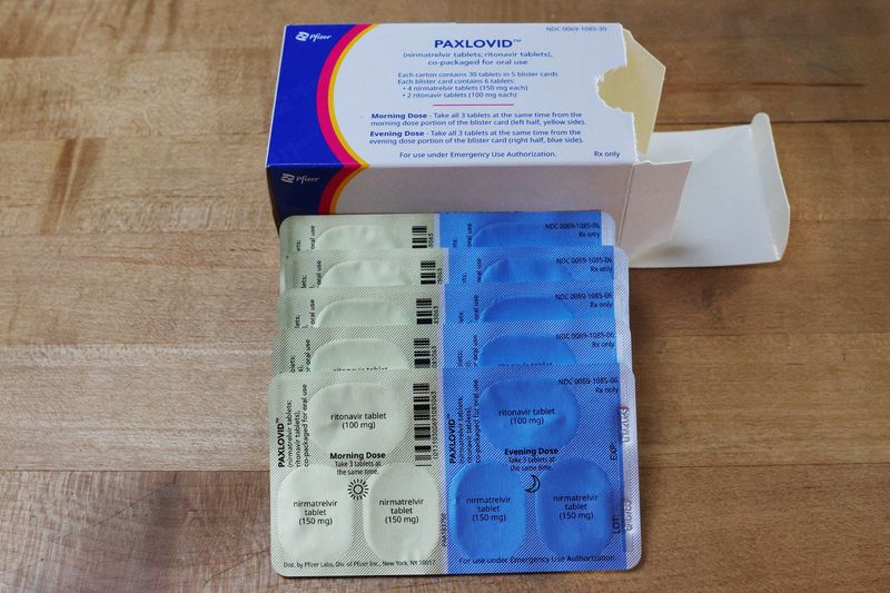 &copy; Reuters. FILE PHOTO: Paxlovid, Pfizer's anti-viral medication to treat the coronavirus disease (COVID-19), is displayed in this picture illustration taken in Medford, Massachusetts, U.S., May 12, 2022. REUTERS/Brian Snyder/Illustration/File Photo