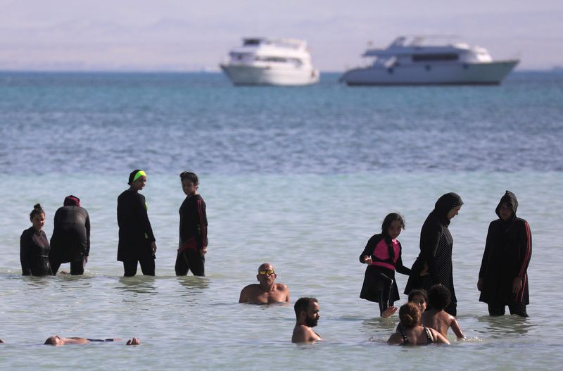 &copy; Reuters. سيدات يرتدين البوركيني على شاطئ على البحر الأحمر في الغردقة بمصر. صورة من أرشيف رويترز.