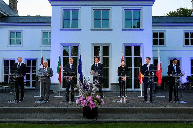 &copy; Reuters. El secretario general de la OTAN, Jens Stoltenberg; el primer ministro holandés, Mark Rutte; la primera ministra danesa, Mette Frederiksen; el presidente rumano, Klaus Johannis; el primer ministro belga, Alexander De Croo; el primer ministro polaco, Mate