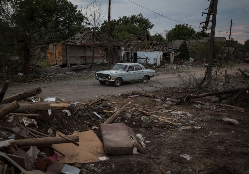 © Reuters. Buildings destroyed by Russian military strike, amid Russia's invasion on Ukraine, are seen in the town of Dobropillia, in Donetsk region, Ukraine June 14, 2022. REUTERS/Gleb Garanich