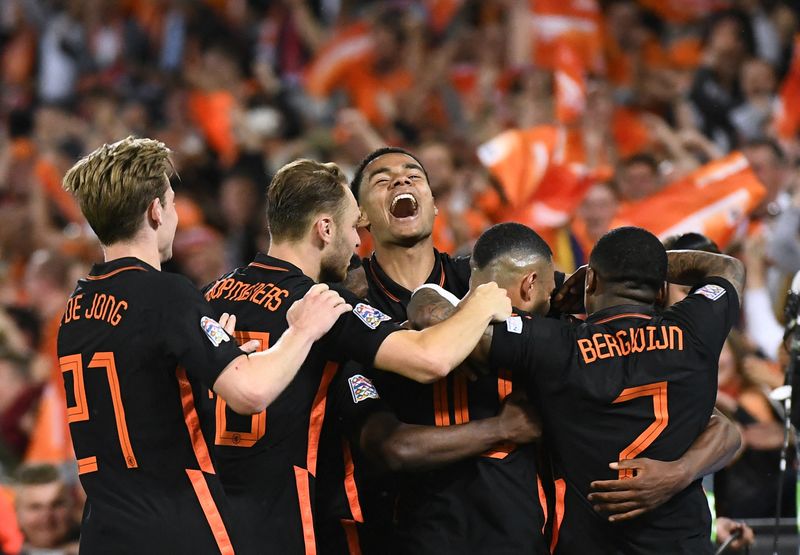 &copy; Reuters. لاعبون من فريق هولندا يحتفلون بتسجيل هدف أمام ويلز خلال مباراة الفريقين بالمستوى الأول لدوري الأمم الأوروبية لكرة القدم في روتردام يوم الث
