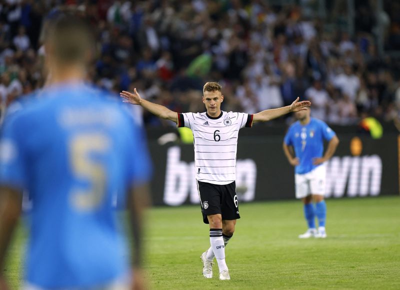 &copy; Reuters. يوشوا كيميش لاعب المانيا يحتفل بتسجيل هدف أمام أيطاليا خلال مباراة الفريقين يوم الثلاثاء. تصوير: هيكو بيكر - رويترز.