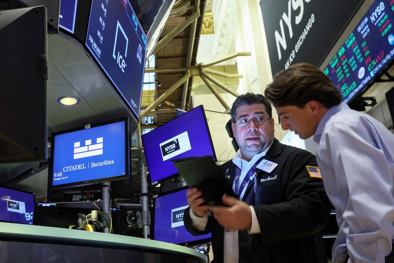 © Reuters. Traders work on the floor of the New York Stock Exchange (NYSE) in New York City, U.S. June 14, 2022. REUTERS/Brendan McDermid