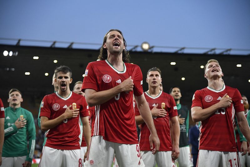 &copy; Reuters. لاعبون من منتخب المجر يحتفلون بالفوز على إنجلترا بدوري الأمم الأوروبية لكرة القدم يوم الثلاثاء. تصوير: توبي ميلفيل - رويترز.