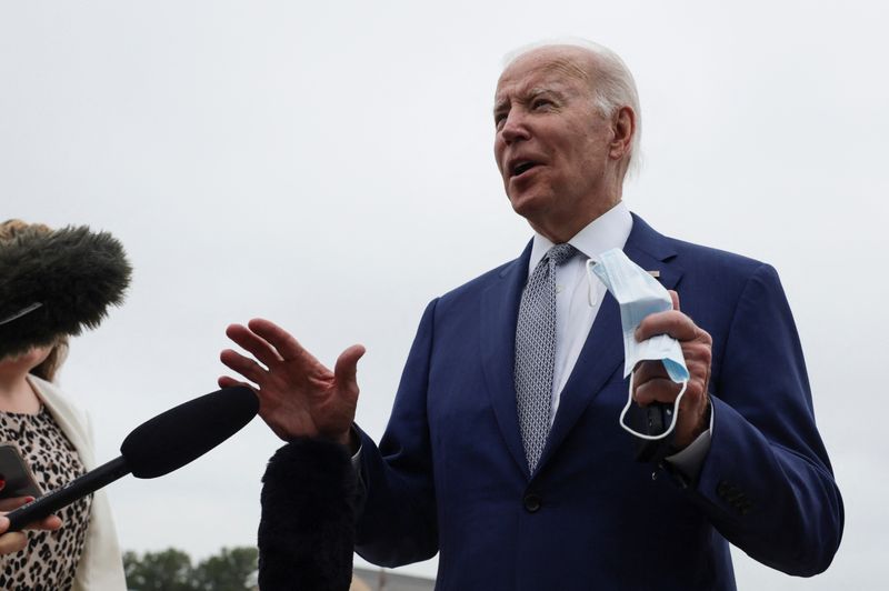 &copy; Reuters. U.S. President Joe Biden speaks to the media before boarding Air Force One at Joint Base Andrews in Maryland, U.S., June 14, 2022. REUTERS/Evelyn Hockstein