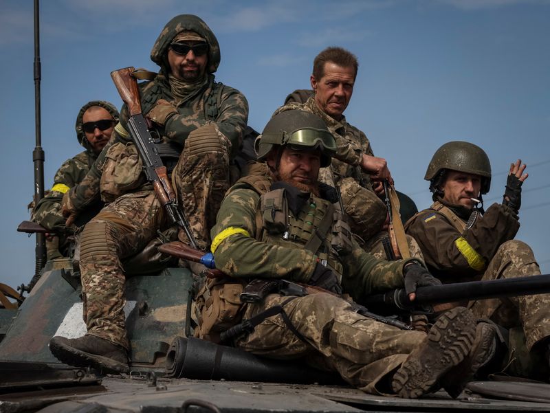 &copy; Reuters. Ukrainian servicemen ride BMP-1 infantry fighting vehicle, amid Russia's attack on Ukraine, in Donetsk region, Ukraine June 14, 2022. REUTERS/Gleb Garanich