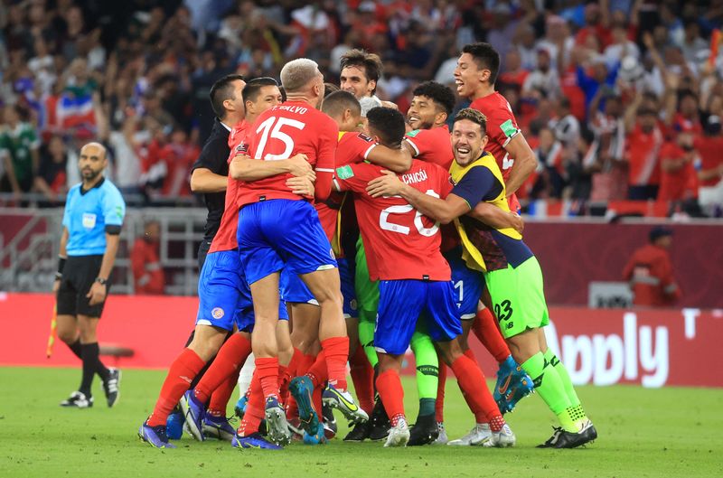 © Reuters. لاعبو منتخب كوستاريكا يحتفلون بتأهلهم إلى نهائيات كأس العالم 2022 في قطر بعد فوزهم على منتخب نيوزيلندا يوم الثلاثاء. تصوير: محمد دبوس - رويترز 