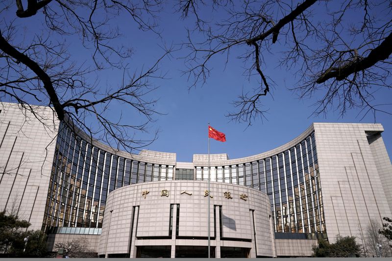 &copy; Reuters. IMAGEN DE ARCHIVO. La sede del Banco Popular de China, el banco central del país, se ve en Pekín, China. Febrero 3, 2020. REUTERS/Jason Lee