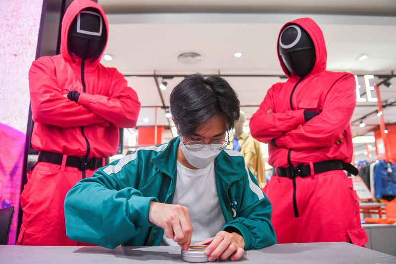 &copy; Reuters. رجل يشارك في إحدى المهام بمسابقة مسلسل نتفليكس "لعبة الحبار" بأحد المتاجر الكبرى في بانكوك بتايلاند عام 2021. صورة من أرشيف رويترز 