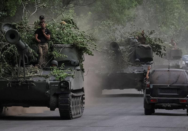 &copy; Reuters. جنود أوكرانيون على ظهر دبابة أمريكية في دونيتسك يوم 13 من يونيو حزيران 2022. تصوير: جليب جرنيتش - رويترز 