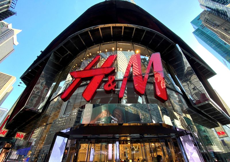 &copy; Reuters. FOTO DE ARCHIVO: El logotipo del grupo de ropa sueco H&M en la plaza Times Square de la ciudad de Nueva York, Estados Unidos, el 15 de noviembre de 2019. REUTERS/Mike Segar