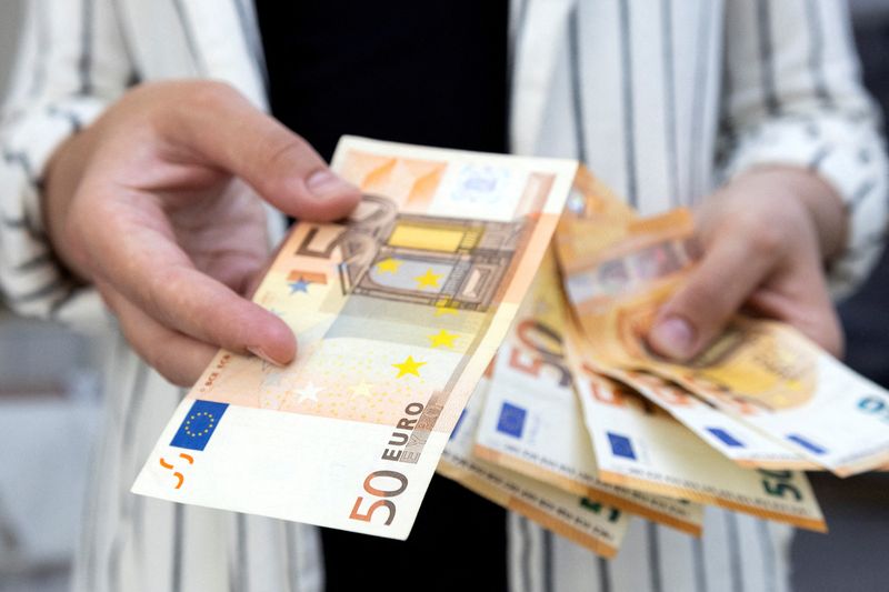 © Reuters. FILE PHOTO: A woman holds Euro banknotes in this illustration taken May 30, 2022. REUTERS/Dado Ruvic/Illustration/File Photo