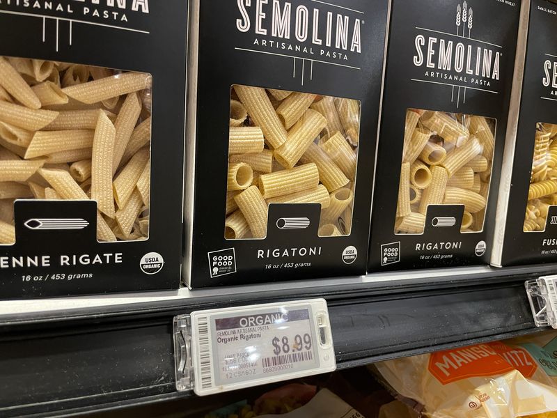 &copy; Reuters. Pasta is seen in a supermarket as rising inflation affects consumer prices in Los Angeles, California, U.S., June 13, 2022. REUTERS/Lucy Nicholson