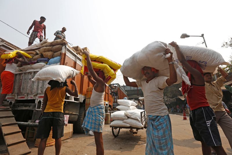 &copy; Reuters. FILE PHOTO: Labourers stand in a queue to load sacks of grocery items onto a supply truck at a wholesale market in Kolkata, India February 13, 2017. REUTERS/Rupak De Chowdhuri