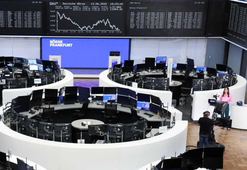 &copy; Reuters. Una presentadora de televisión se prepara para una emisión en directo desde el interior de la Bolsa de Fráncoft, Alemania, el 14 de junio de 2022. REUTERS/Personal