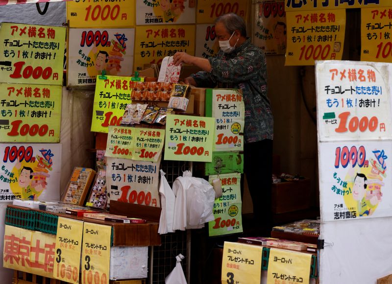 © Reuters. FILE PHOTO: A vendor sells chocolates at a shop at the Ameyoko shopping district in Tokyo, Japan, May 20, 2022. REUTERS/Kim Kyung-Hoon