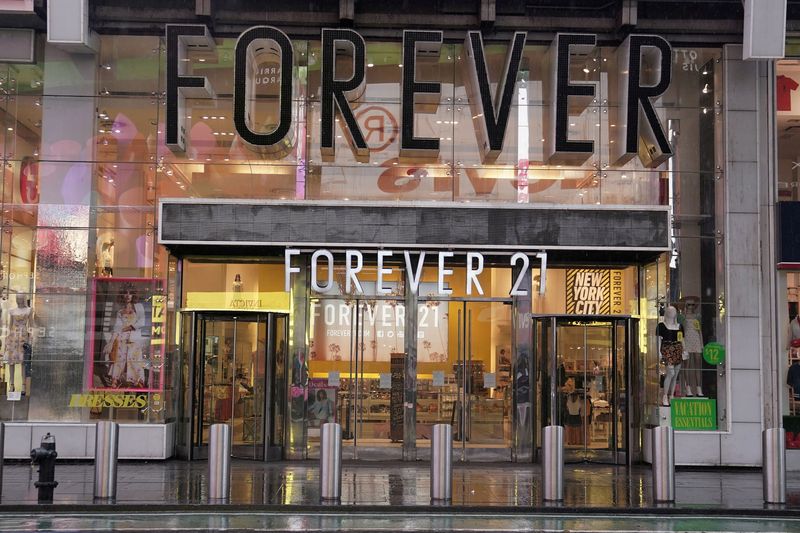 © Reuters. FILE PHOTO: A closed Forever 21 store is pictured in Times Square following the outbreak of Coronavirus disease (COVID-19), in the Manhattan borough of New York City, New York, U.S., March 23, 2020. REUTERS/Carlo Allegri