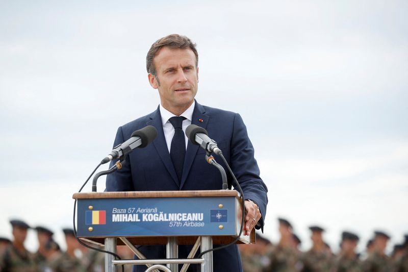 &copy; Reuters. Le président français Emmanuel Macron s'est défendu  de toute "complaisance" envers "l'agresseur" russe, lors de sa viste sur une base de l'Otan en Roumanie. /Photo prise le 15 juin 2022/REUTERS/Yoan Valat
